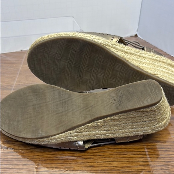 Earth Spirit Gold Wedge Sandals with Natural Jute Heel - Picture 5 of 7